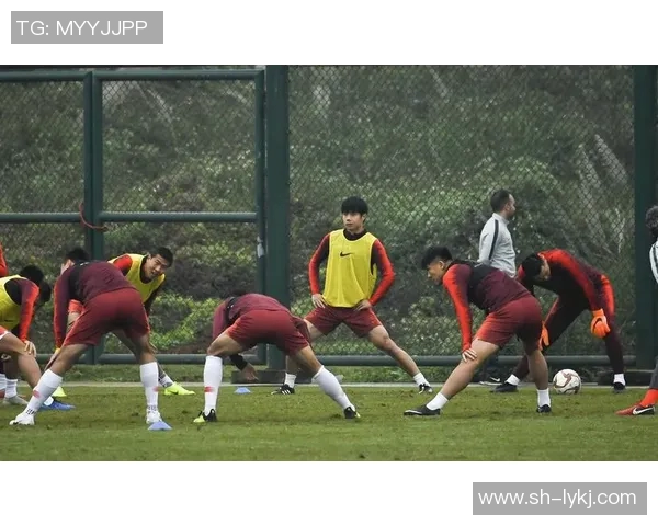 小男孩踢足球被球星发现天赋引起关注未来有望成为职业球员