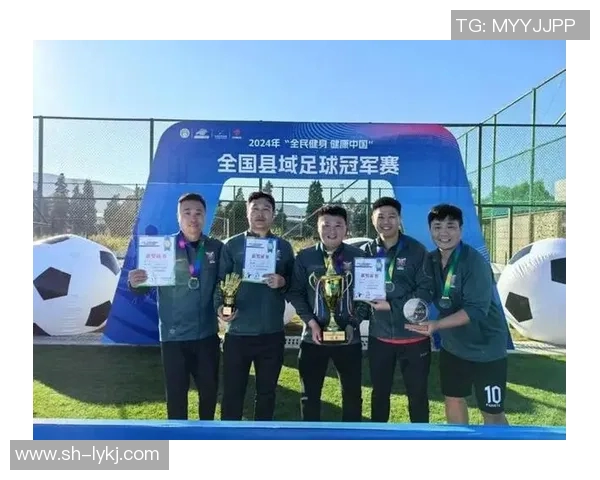 微胖足球球星独特魅力与赛场风采并存的时尚形象解析